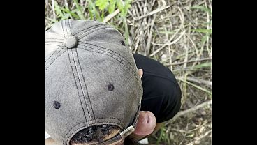 Deixei o garoto lindo mamar na trilha sozinha