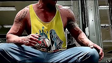 A disciplina supera o talento gay com esse macho hétero