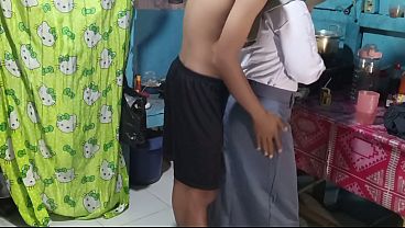 Esposa traidora transa com o cunhado na cozinha antes da escola