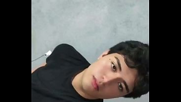 Garoto feminino fofinho e sensual com corpo escultural e poses provocantes
