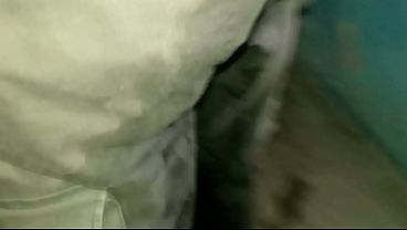 Gata caseira faz xixi e goza várias vezes no vídeo amador
