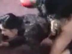 Gostosa branquinha chupando e dando para um cachorro preto