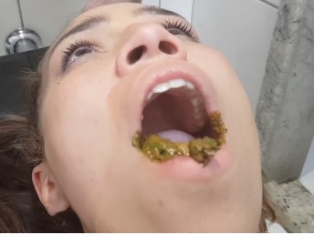 Loira do rabo grande cagando na boca da namoradinha