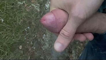 Me masturbei sozinho na floresta e foi incrível