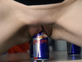 Minha mulher coroa sentando em uma lata de red bull 473 ml
