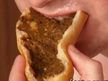 Mulheres cospem, mijam e cagam para homem comer