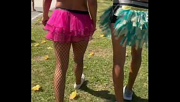 No carnaval, ela subiu na árvore e tomou na buceta gozando