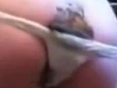 Novinha gatinha cagando em sua calcinha