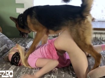 Novinha loira dando a buceta para o cachorro pastor alemão