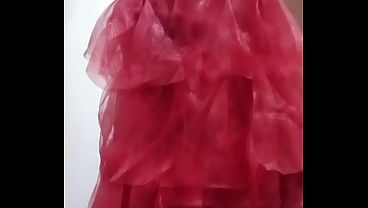 Travesti indiana apalpa peitos grandes e se masturba de calcinha vermelha