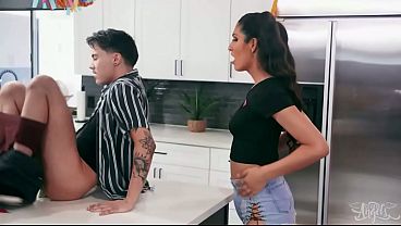 Travesti joey michaels adora os peitos durinhos de zariah aura