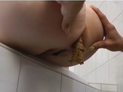 Video amador de uma mulher cagando